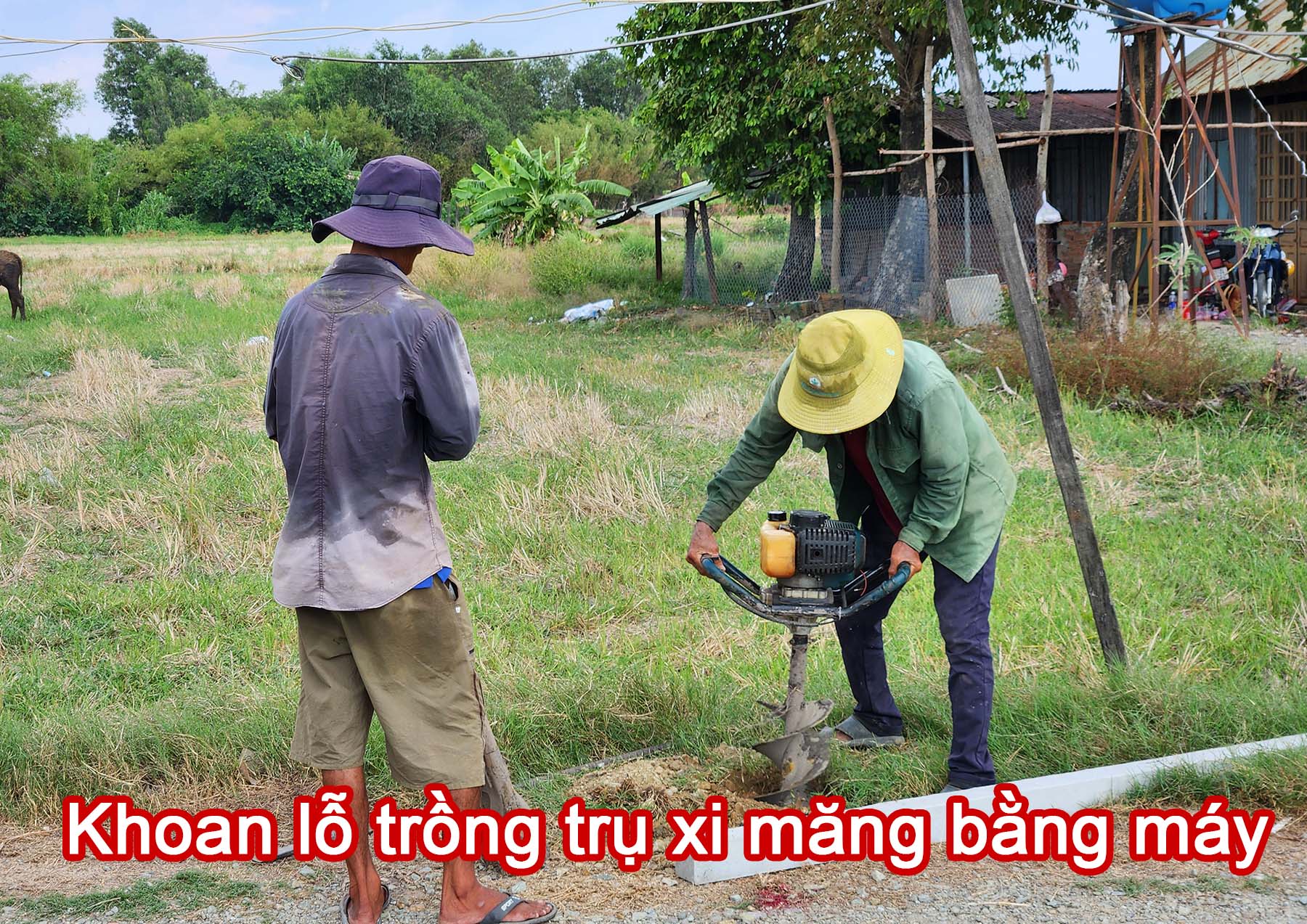 Khoan lỗ trồng trụ xi măng bằng máy.jpg (577 KB)