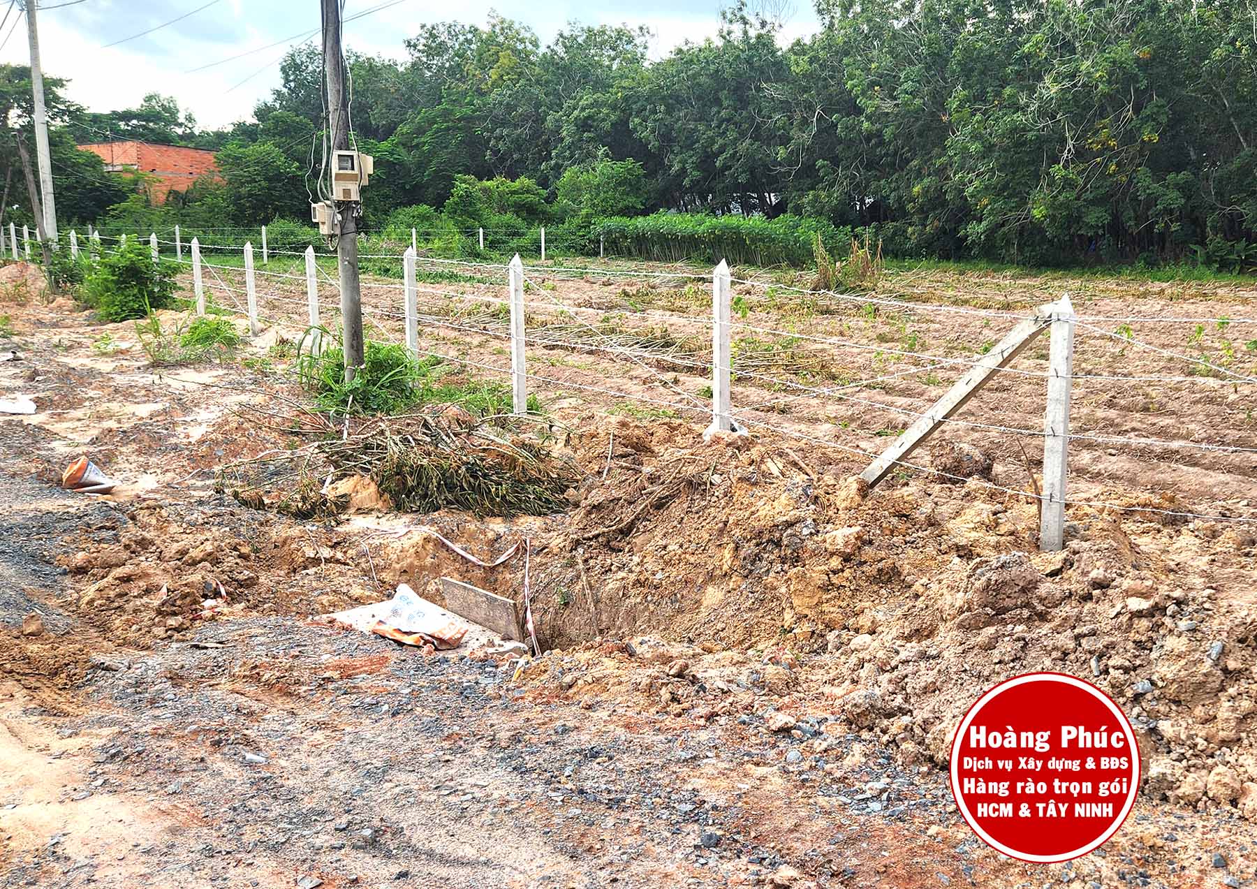 Mẫu hàng rào kẽm gai giá rẻ được sử dụng nhiều để giữ ranh và bảo vệ thửa đất.jpg (634 KB)