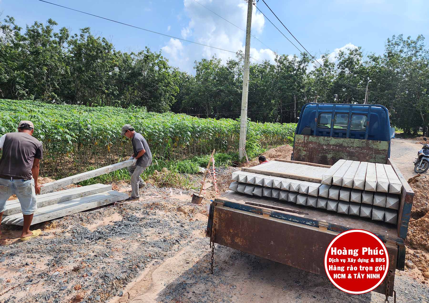 Trụ xi măng được đúc sẵn và vận chuyển tận nơi.jpg (528 KB)