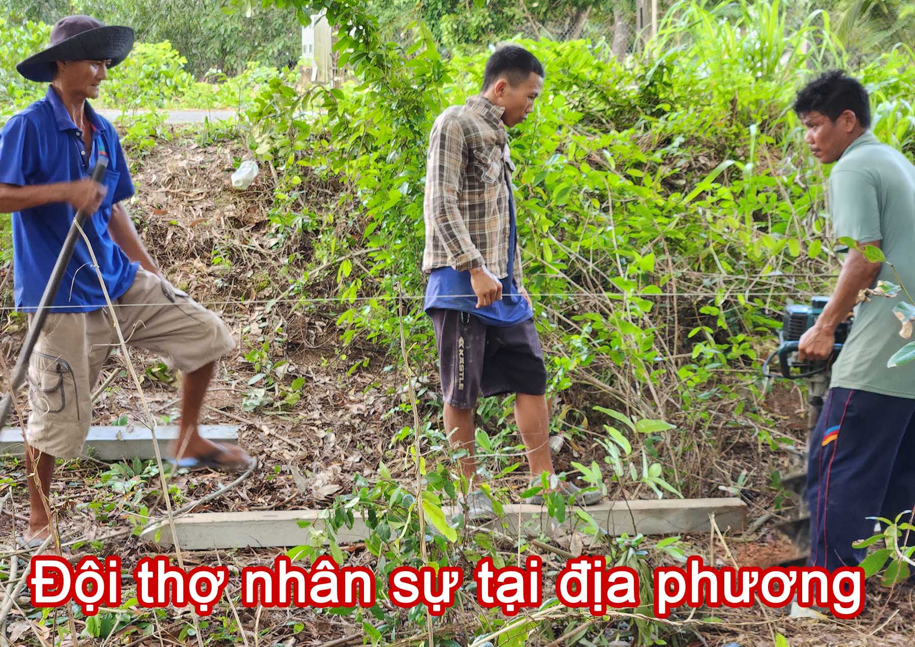 Đội thợ xây là người tại địa phương.jpg (423 KB)