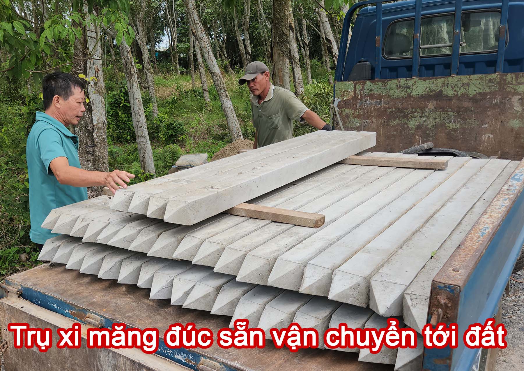 Trụ xi măng đúc sẵn vận chuyển tới đất.jpg (425 KB)
