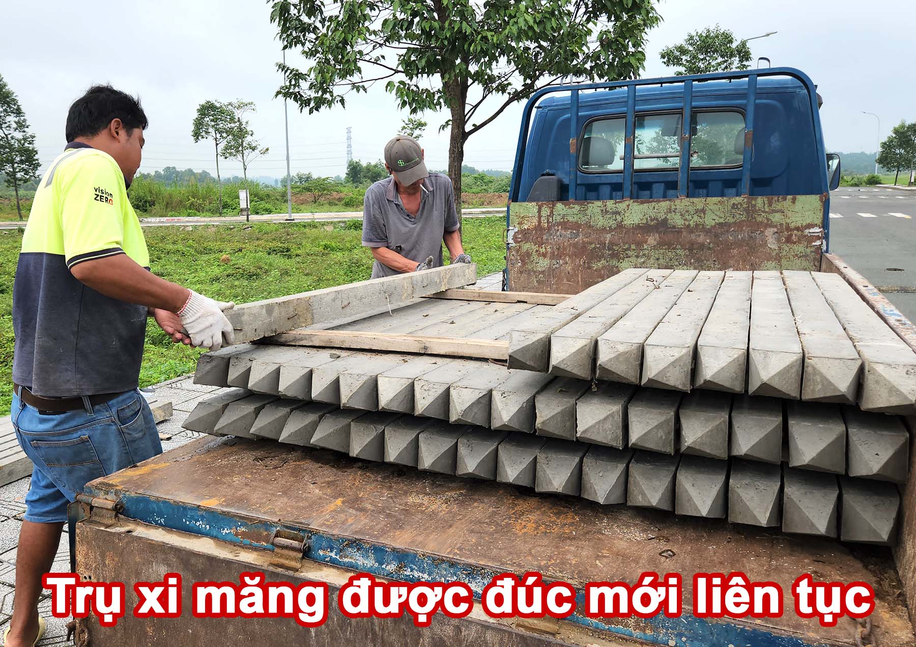 Trụ xi măng được đúc mới liên tục.jpg (442 KB)
