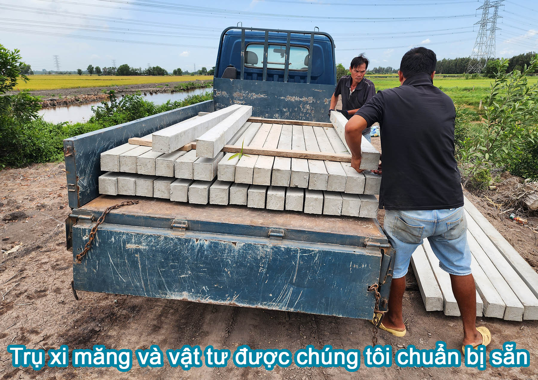 Trụ xi măng v&agrave; vật tư được ch&uacute;ng t&ocirc;i chuẩn bị sẵn.jpg (550 KB)